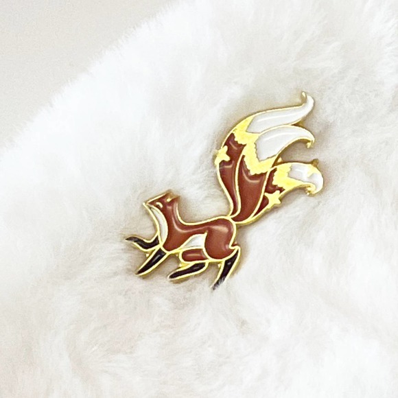 Three Tailed Red Fox Pin - Picture 8 of 9